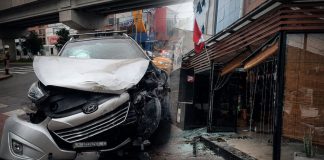 Camioneta destroza frontis de restaurant en San Borja