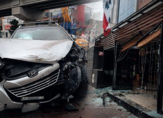 Camioneta destroza frontis de restaurant en San Borja