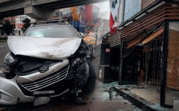 Camioneta destroza frontis de restaurant en San Borja Camioneta destroza frontis de restaurant en San Borja