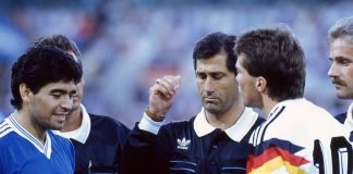 Copa Mundial de la FIFA 1990 entre Argentina y Alemania Occidental, donde el árbitro Edgardo Codesal interactúa con Diego Maradona y Lothar Matthäus