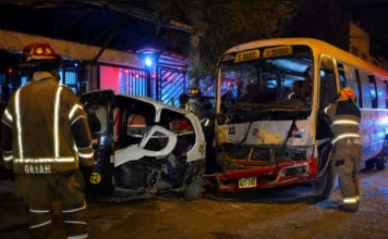 Custer se tumba a 4 mototaxis y hiere a 3 Custer se tumba a 4 mototaxis y hiere a 3 en Villa María del Triunfo