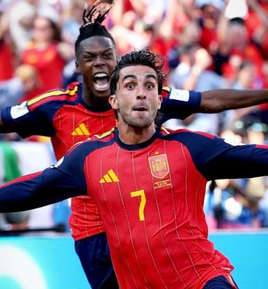Ferran Torres celebra gol anotado en el alargue
