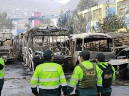 Incendiaba vehículos por no pagar cupos