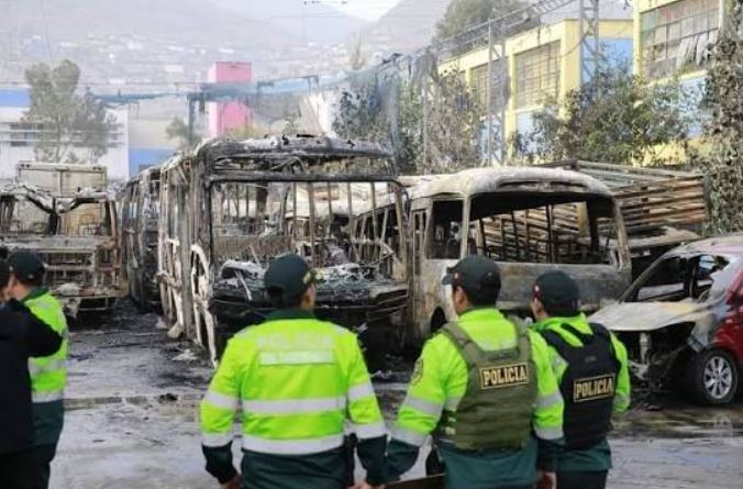 Incendiaba vehículos por no pagar cupos