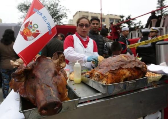 Infaltable venta de chicharrón en Fiestas Patrias