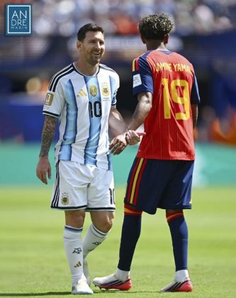 Messi y Yamal se saludan antes del partido
