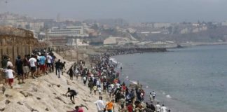 Migrantes marroquíes avanzan hacia España