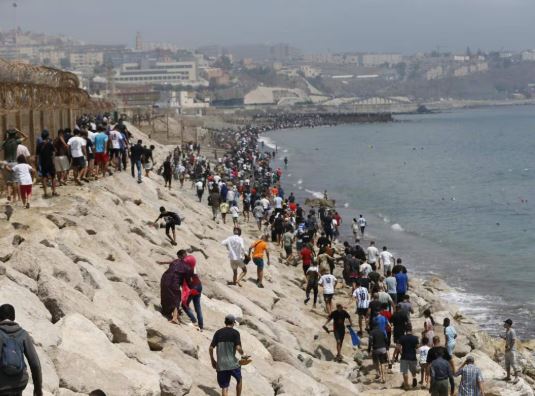Migrantes marroquíes avanzan hacia España Migrantes marroquíes avanzan hacia España
