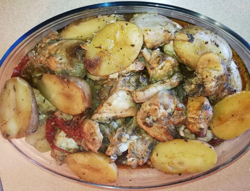 Pollo asado marinado con cebolla y papas