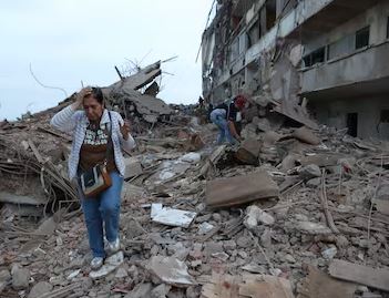 Se elevan a 1.943 muertos por sismos