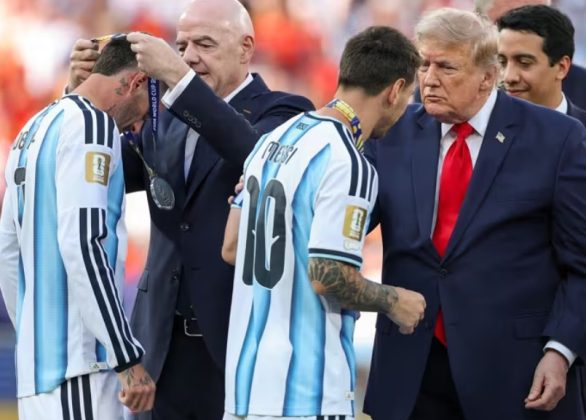 Trump entregando medalla de plata a ‘Leo’