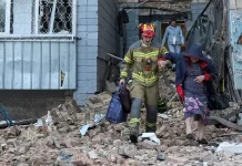 Ataques rusos con misiles matan a al menos 13-17 personas en Kiev