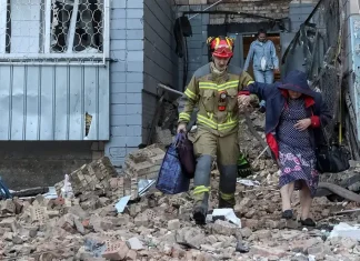 Ataques rusos con misiles matan a al menos 13-17 personas en Kiev