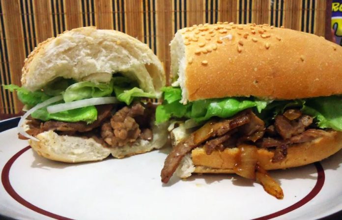 Butifarra de baguette con carne y queso Butifarra de baguette con carne y queso