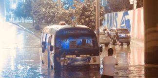 Cúster quedó atascada por fuerte aniego en VES