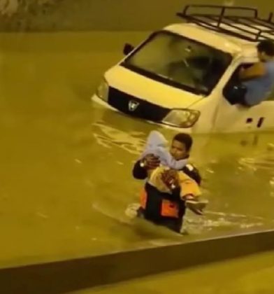 H&eacute;roe carga a ni&ntilde;o para llevarlo a su destino