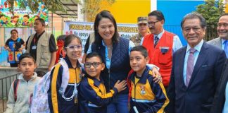 Keiko Fujimori visitó a alumnos
