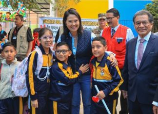 Keiko Fujimori visitó a alumnos