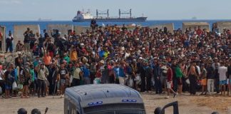 Policía española tomó Ceuta por inmigrantes Policía española tomó Ceuta por inmigrantes