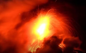 Volcán erupciona en Guatemala