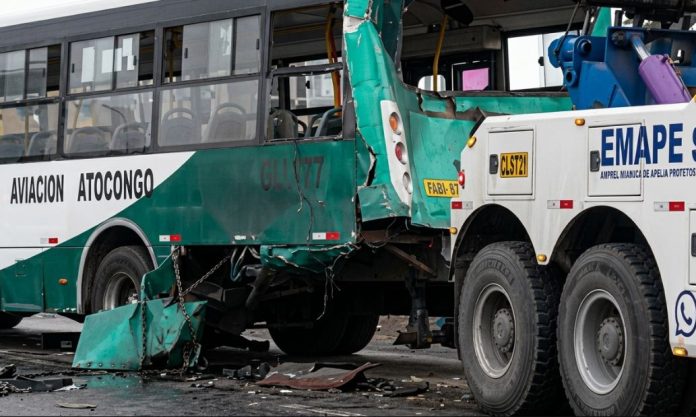 Bus y custer chocan y dejan ocho heridos Bus y custer chocan y dejan ocho heridos