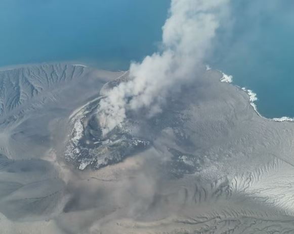 Cancelan vuelos por erupción de Krakatoa Cancelan vuelos por erupción de Krakatoa