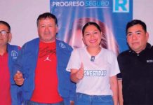 Candidata Santamaría junto a mototaxistas