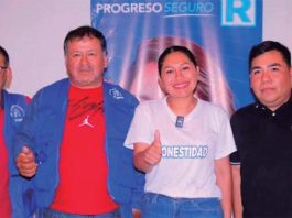 Candidata Santamaría junto a mototaxistas