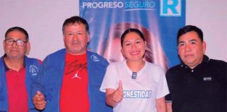 Candidata Santamaría junto a mototaxistas