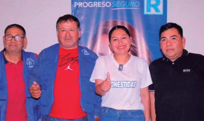 Candidata Santamaría junto a mototaxistas