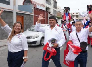 Mannucci celebra cumple con vecinos en San MIguel Carolina Mannucci