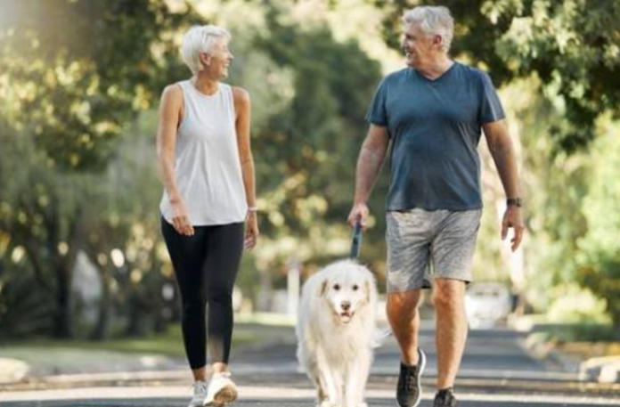 caminata de un adulto mayor