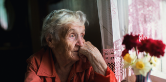 ¿Por qué mantenerse socialmente activo protege tu salud mental? soledad afecta a los adultos mayores