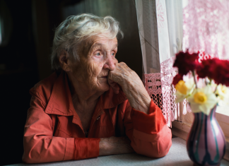 ¿Por qué mantenerse socialmente activo protege tu salud mental? soledad afecta a los adultos mayores