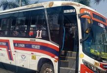 Balean bus con todo y pasajeros