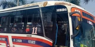 Balean bus con todo y pasajeros