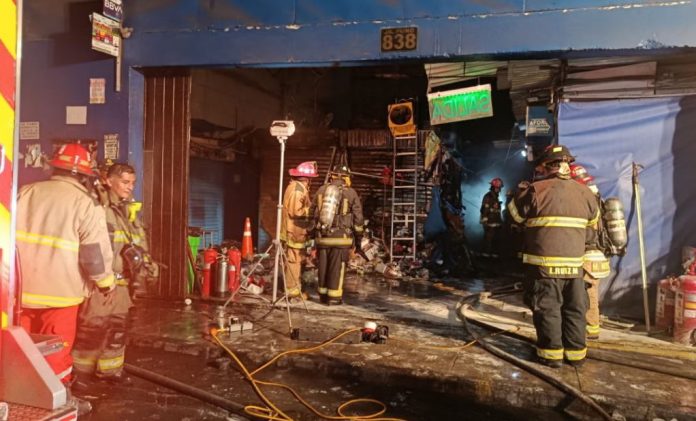 Clausuran galería tras incendiazo