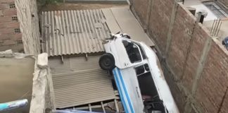 Combi cayó sobre vivienda en Chorrillos