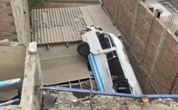 Combi cayó sobre vivienda en Chorrillos