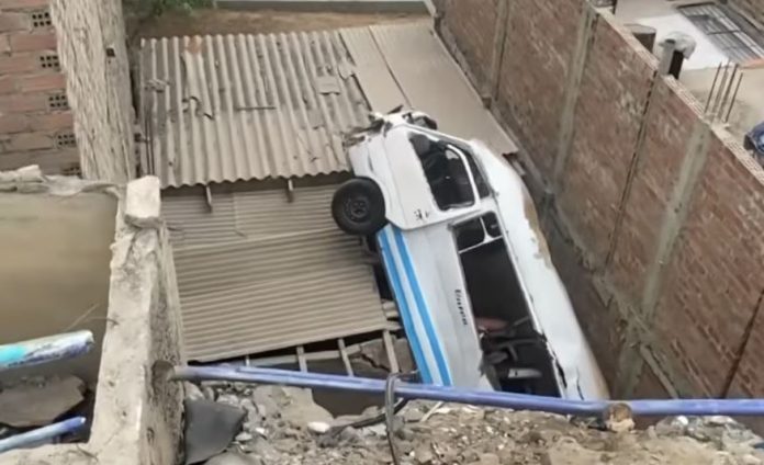Combi cayó sobre vivienda en Chorrillos