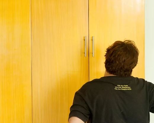 Cómo instalar perillas nuevas para tu armario Cómo instalar perillas nuevas para tu armario