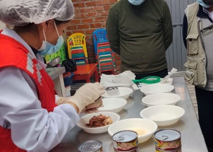Encuentran larvas en enlatados de atún para colegiales