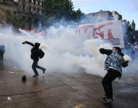 Enfrentamientos en marchas contra Milei Enfrentamientos en marchas contra Milei