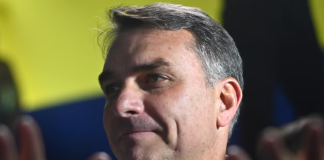 Pretende que su padre le ponga banda Flávio Bolsonaro
