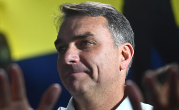 Pretende que su padre le ponga banda Flávio Bolsonaro