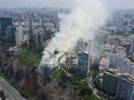 Incendió consumió parte de la Costa Verde en Miraflores