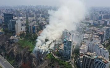 Incendió consumió parte de la Costa Verde en Miraflores