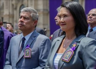 Recibió a Señor de Los Milagros Keiko Fujimori recibió a Señor de Los Milagros
