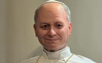 Peruano realiza estatua del papa Escultura hiperrealistas del papa León XIV realizada por el artista peruano Walt Wizard
